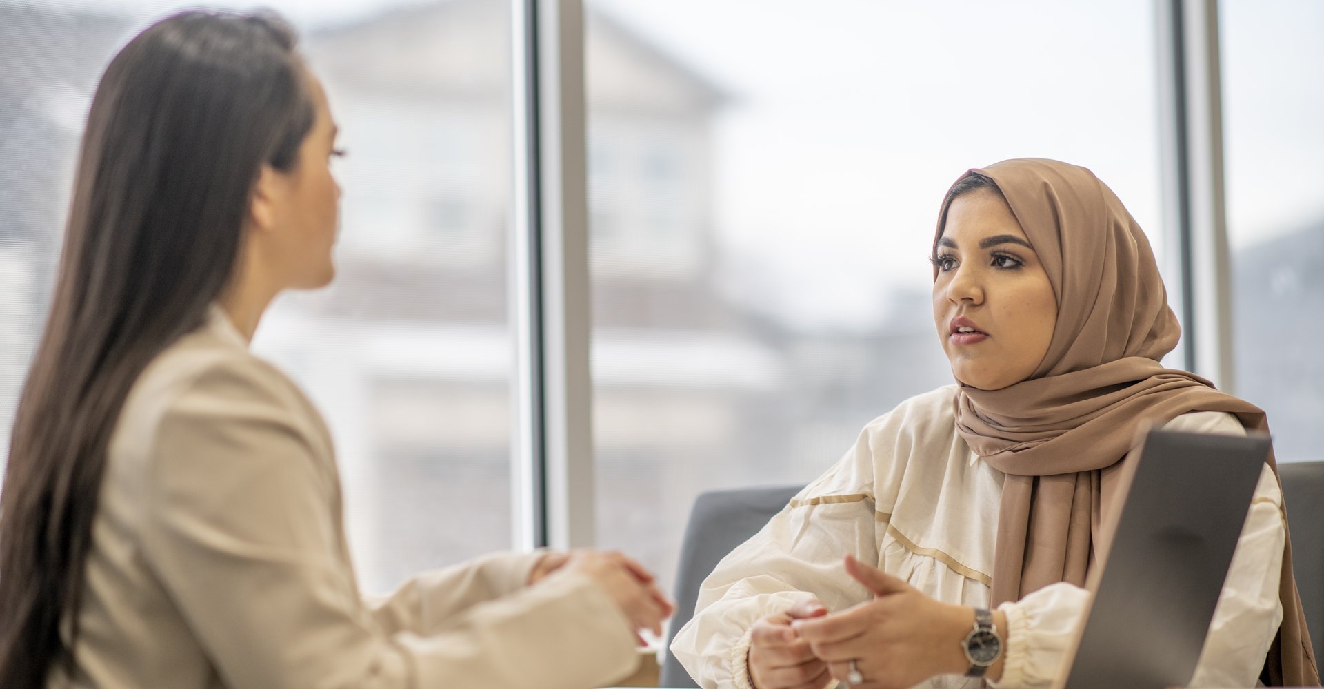 Zwei Frauen am Tisch im Gespräch