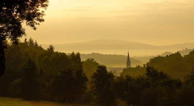 Blick von einem Feld auf Winterbach bei tief stehender Sonne